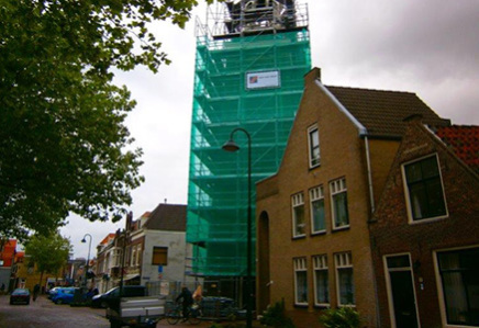 gebouw in steigers