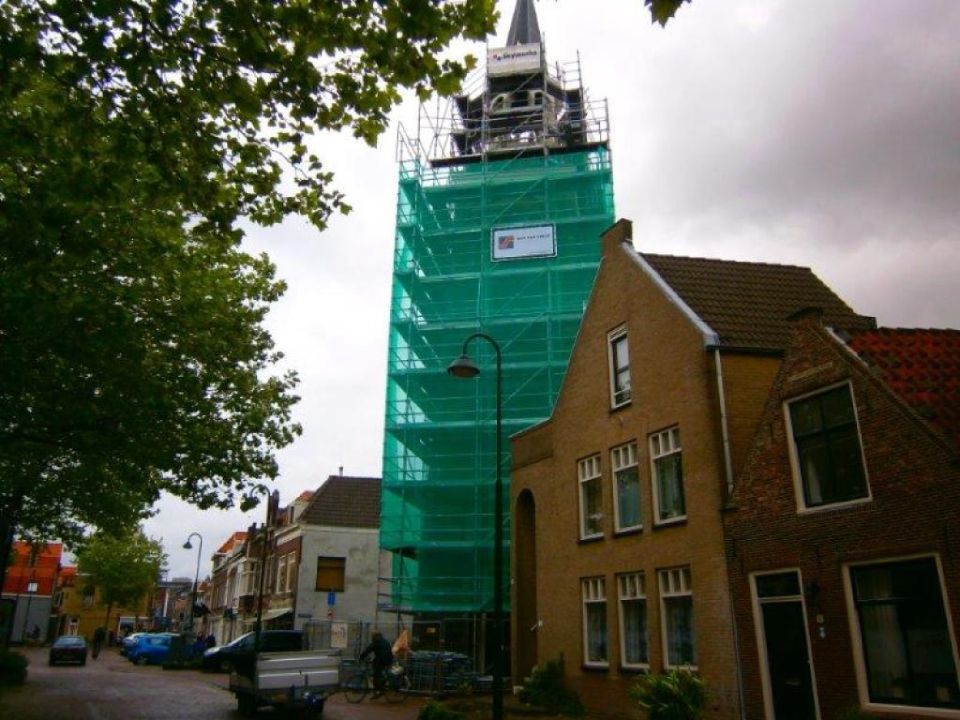 Toren in steigers